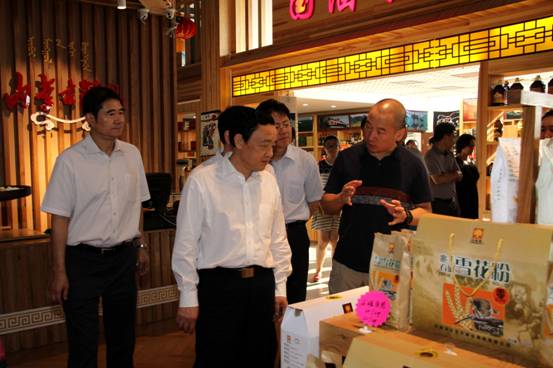 農業(yè)部副部長(cháng)屈冬玉參觀(guān)考察全國農業(yè)優(yōu)質(zhì)農產(chǎn)品精品館-內蒙古精品館