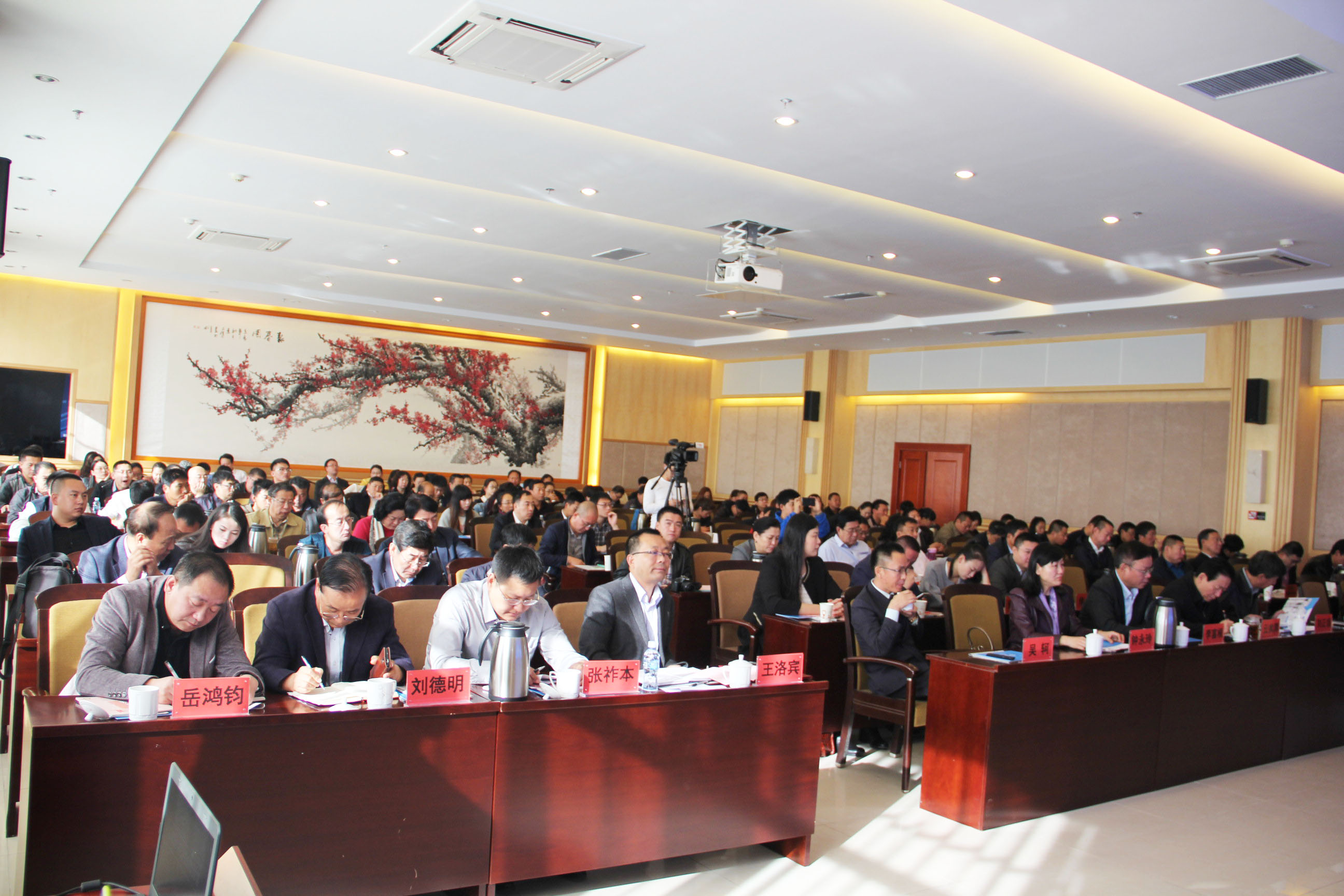 現代傳媒與互聯(lián)網(wǎng)應用培訓會(huì )在呼和浩特順利召開(kāi)