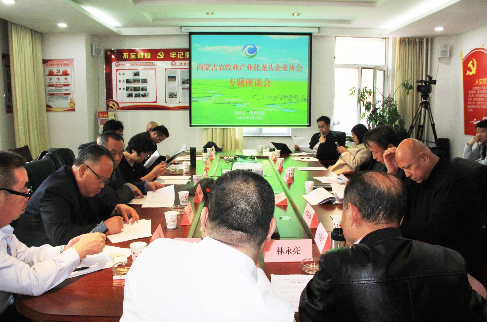 建言獻策，充分發(fā)揮協(xié)會(huì )的組織協(xié)調能力